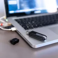 Špiónska kamera v USB flashdisku