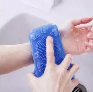 Silikónová kefa na umývanie chrbta - fialová